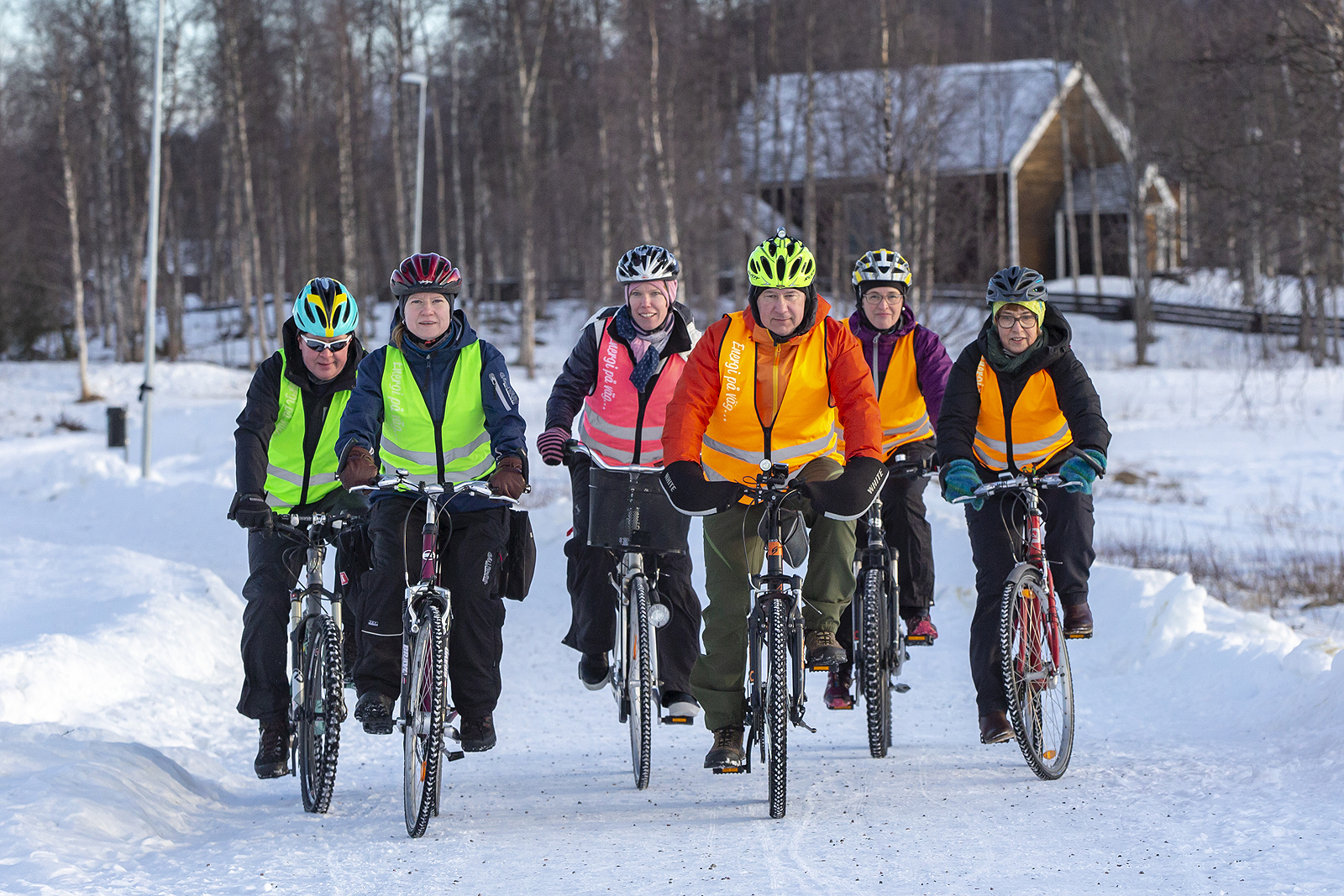 En grupp cyklister i Gällivare i vinterlandskap, foto: Kommunbladet Gällivare