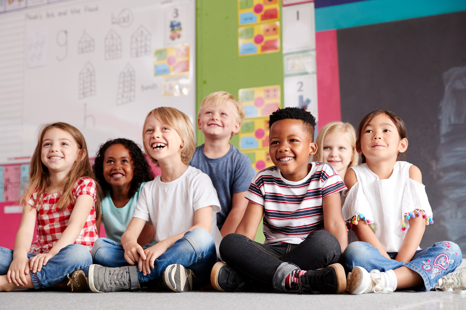 Leende grupp barn i 5-6 års ålder på en förskola